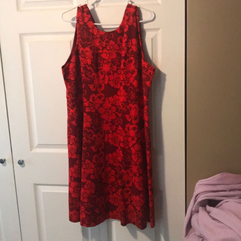 Sleeveless hibiscus print dress